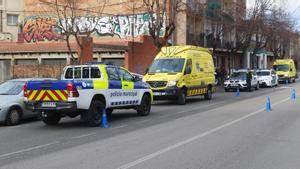 Los servicios de emergencias, ante el bloque donde ha ocurrido el crimen, en Olot.