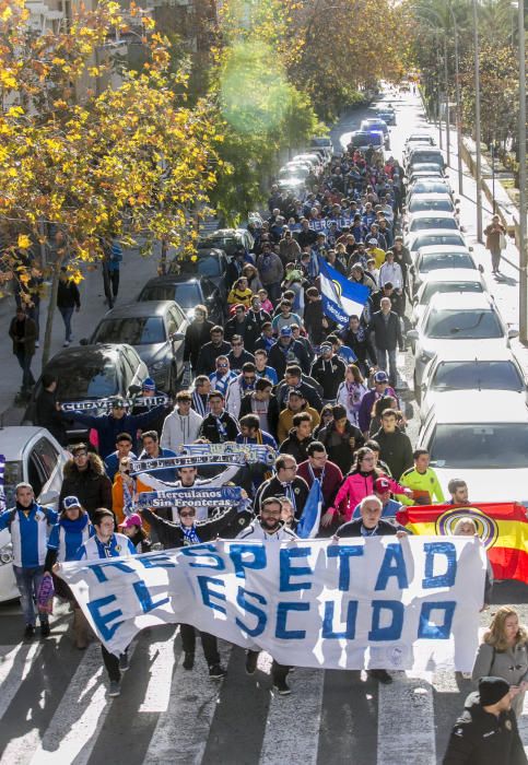 Alrededor de 400 aficionados del Hércules se manifiestan en contra de la gestión de Ortiz y Ramírez.