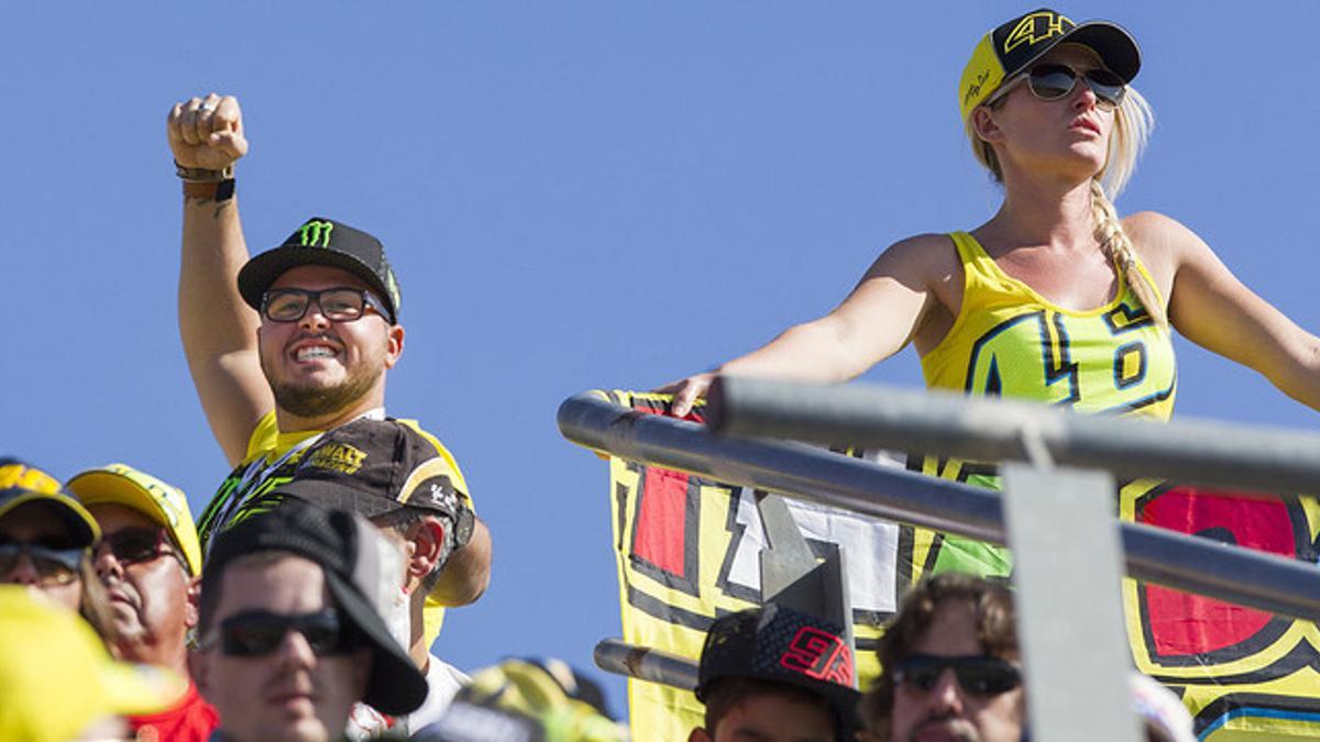 Seguidores de Valentino Rossi animan a su ídolo durante el GP de Valencia, en Cheste