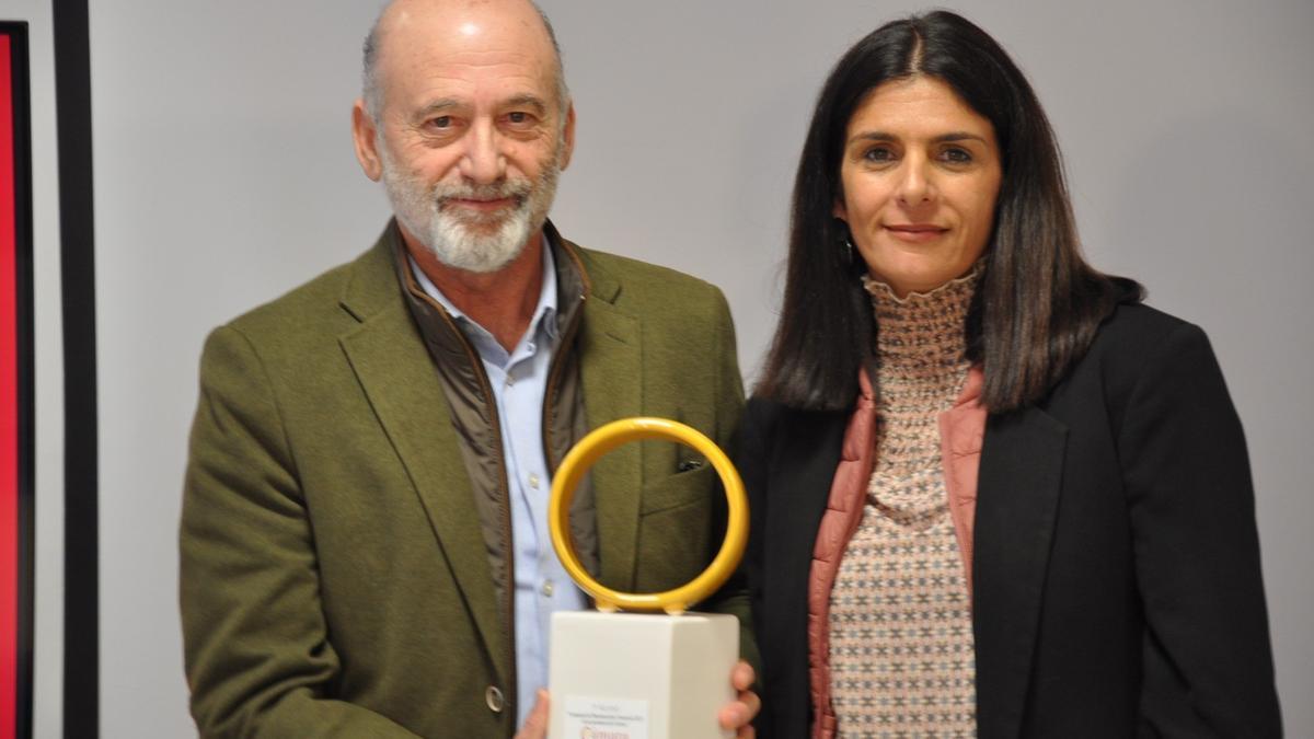 El premio lo recogió el presidente de Asecoc, Jerónimo Sanguilinda, de manos de una edil de Plasencia.