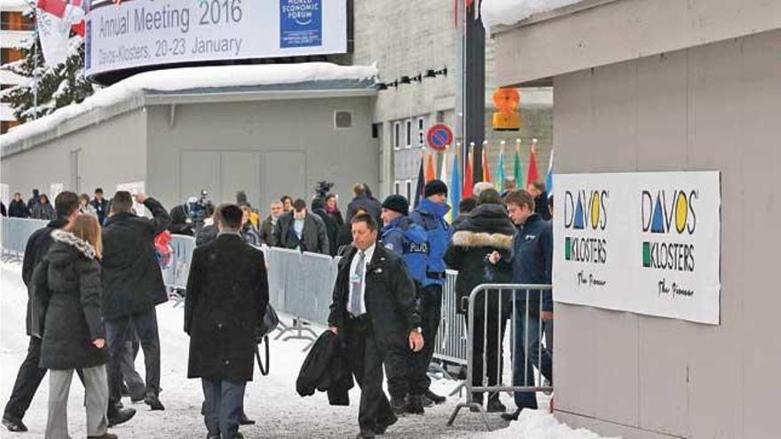 El público pasa junto al Palacio de Congresos donde se celebra el Foro Económico de Davos.