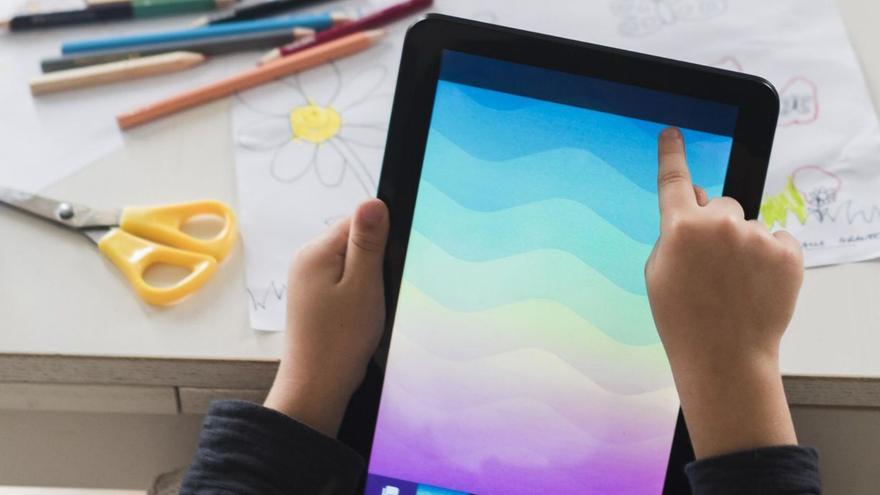 Un niño usando una tablet.