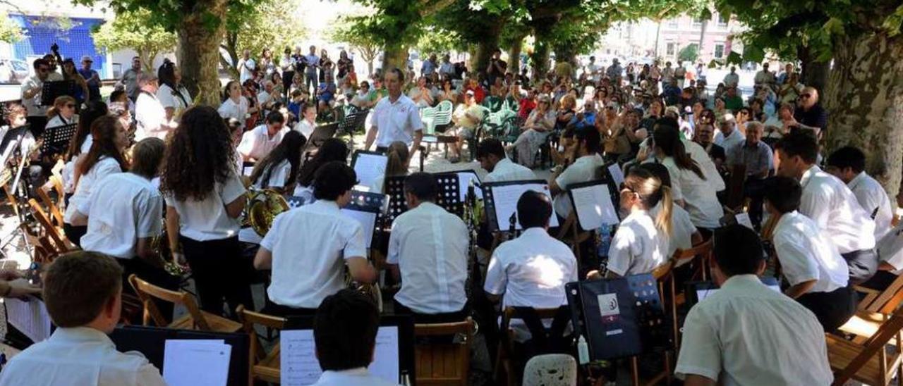 Primer concierto de verano de la Banda de Música de Vilagarcía, en Ravella, este domingo.  // Iñaki Abella
