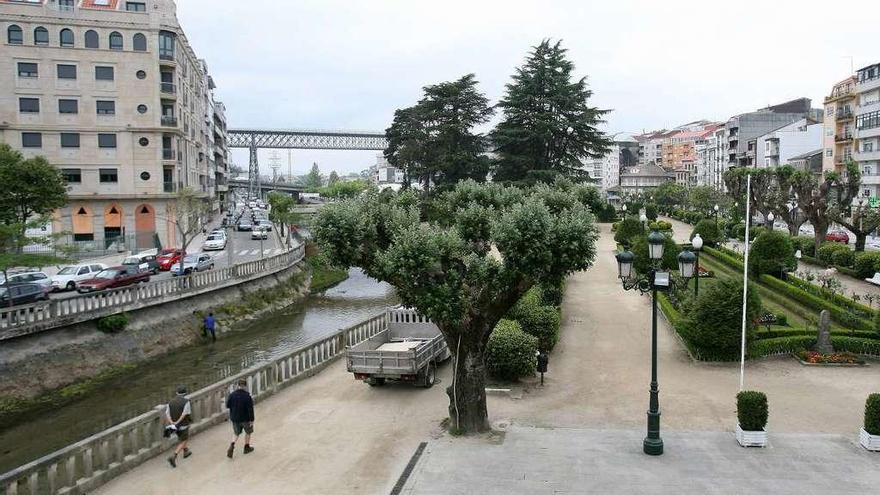 Vista del parque de la alameda, situado en el centro de Redondela. // FdV