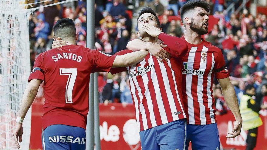 Jony celebra su gol del pasado domingo en El Molinón con Santos, a la izquierda, y Calavera.