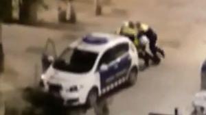 Quatre mossos detenen un home al Raval.