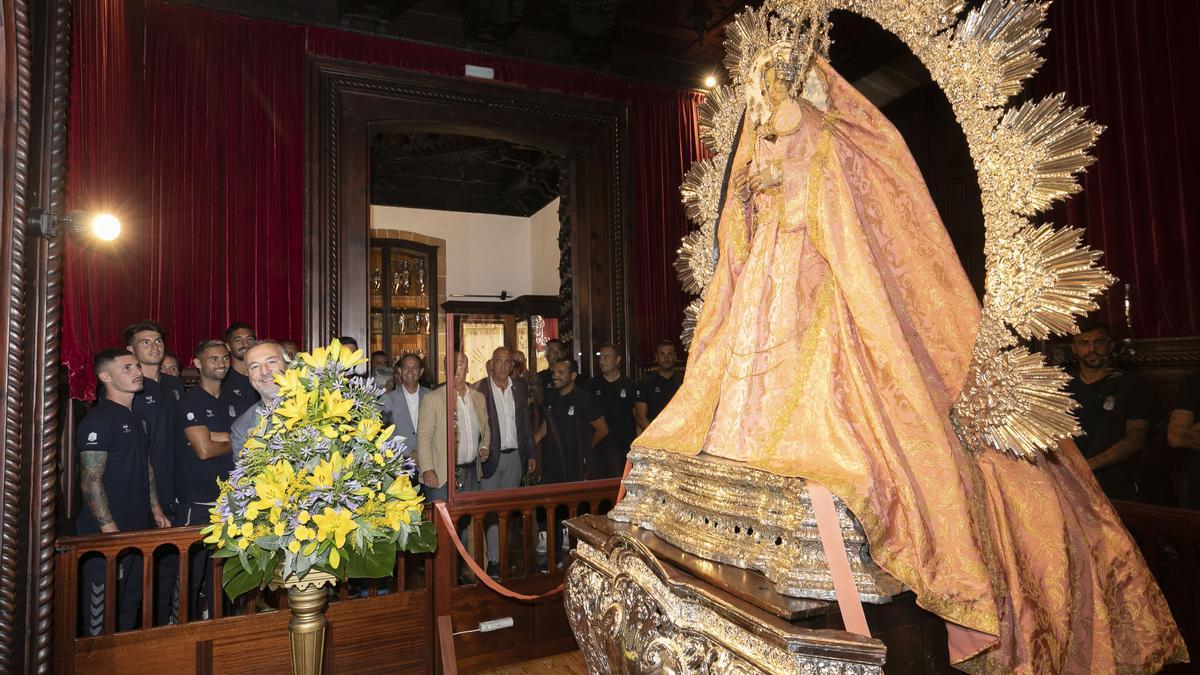 Ramírez, en el camerín de la Virgen del Pino, durante la ofrenda floral.