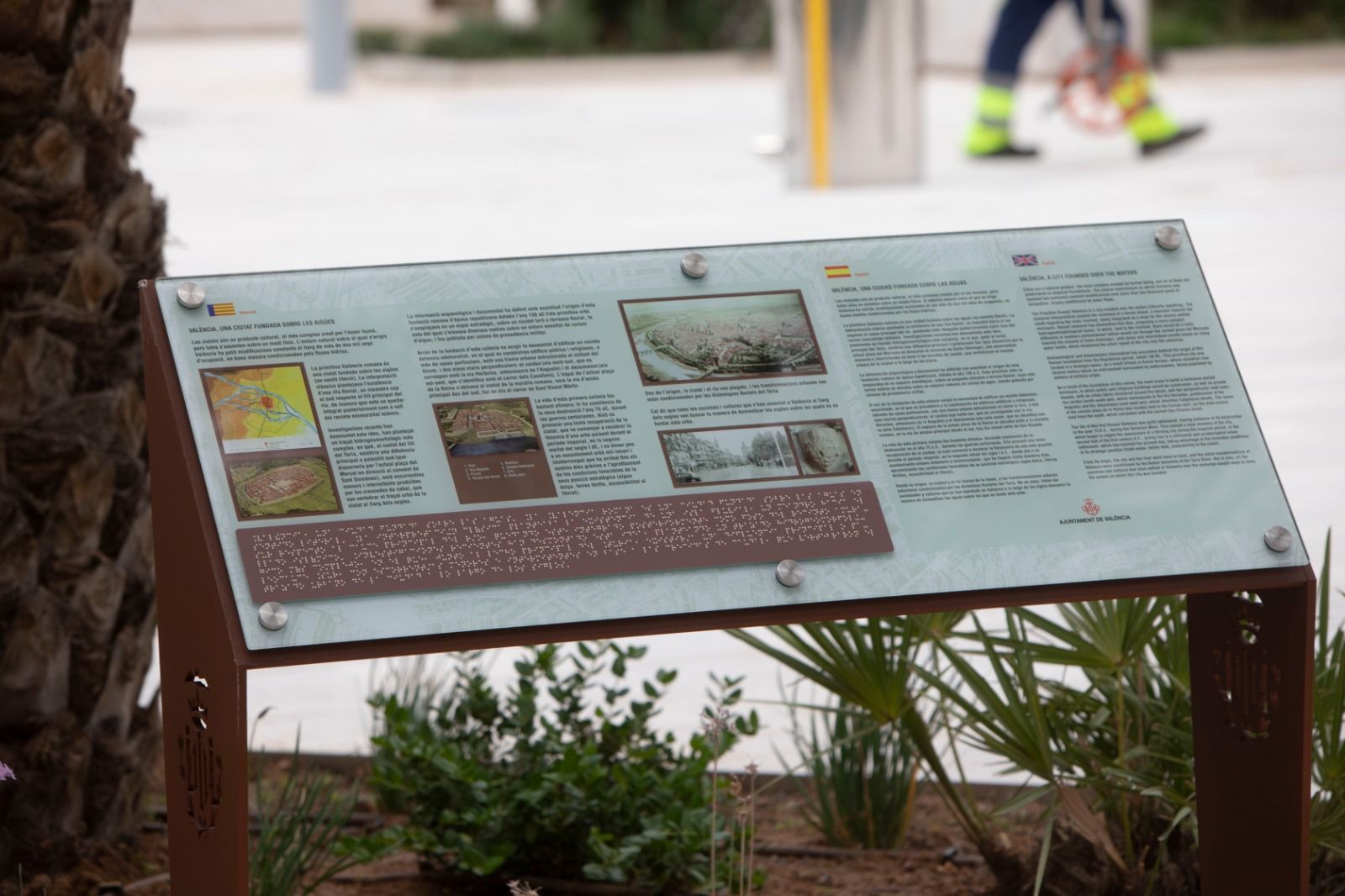 Retiran las lonas de las plaza de la Reina a la espera de su apertura