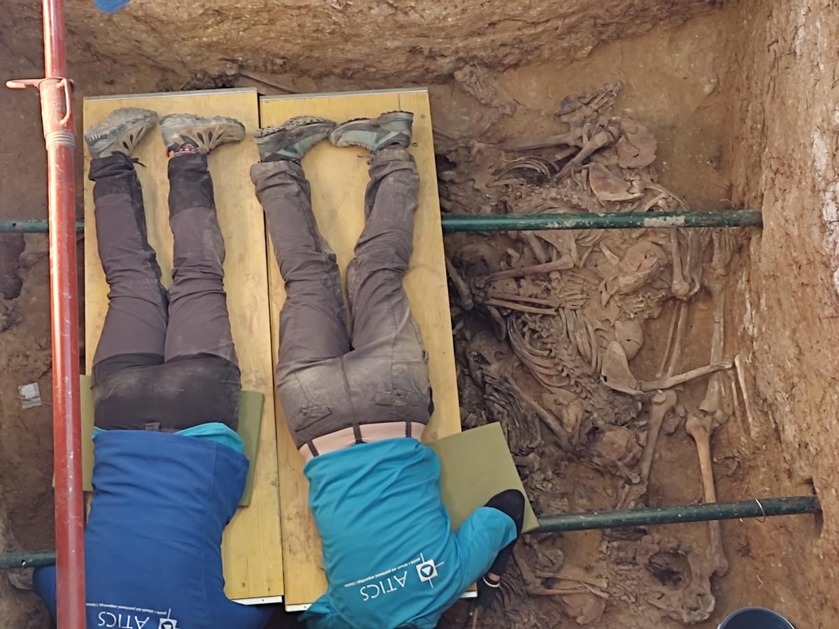Trabajos de exhumación en la fosa 126, de 6 metros de profundidad, donde se arrojaron 243 cadáveres.