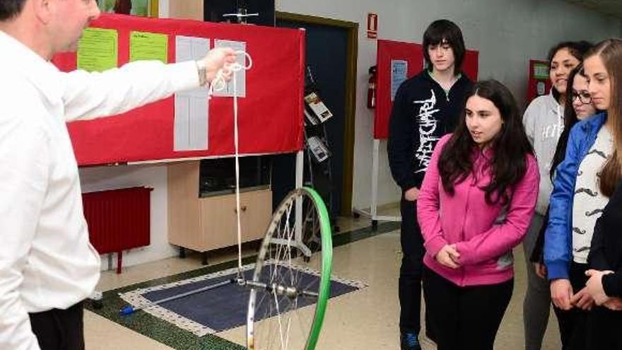 Un profesor muestra a los alumnos el efecto de las fuerzas.  // G.N.