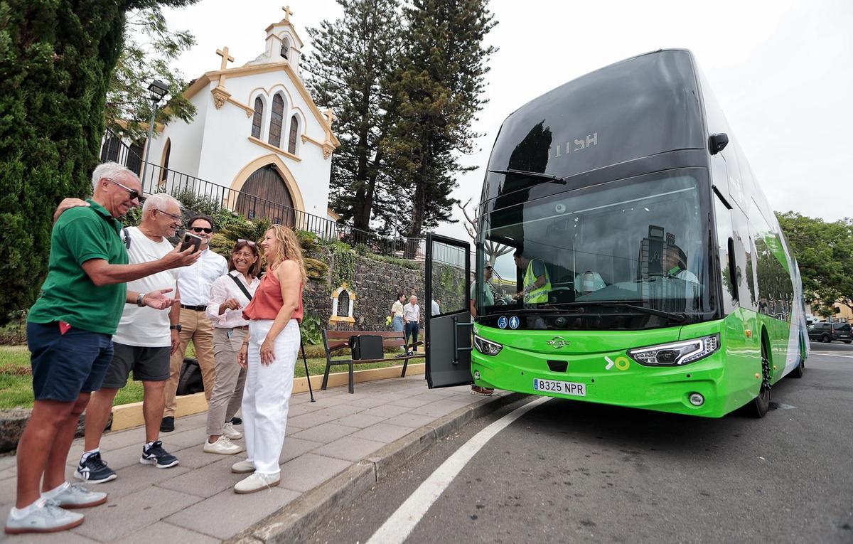Tenerife pone en marcha su primera guagua de dos pisos para reforzar el norte