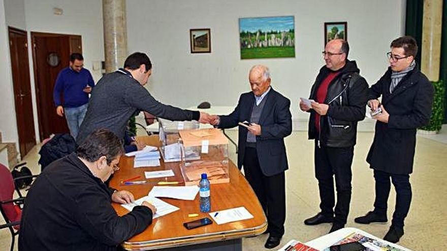 Tres generaciones de la familia Castaño, abuelo, hijo y nieto, acuden a votar a Alcañices.