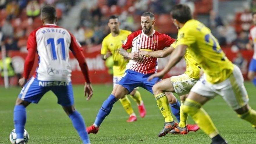 El líder Cádiz sucumbe por la mínima en El Molinón (1-0)