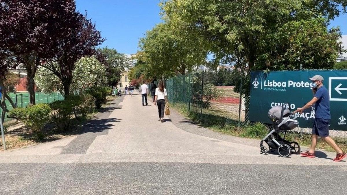 Un grupo de personas hace cola en un centro de vacunación de Lisboa.