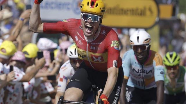 Soren Waerenskjold celebra la seva victòria a Nevers, ahir. | GUILLAUME HORCAJUELO / EFE / EPA