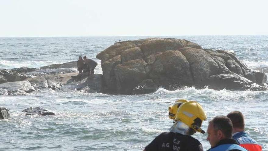 Un helicóptero rescata en A Guarda a un pescador herido y a dos bañistas que le ayudaron