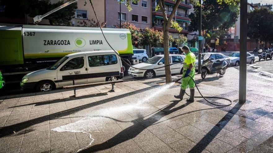El plan de limpieza y desinfección integral llega al barrio de La Almozara
