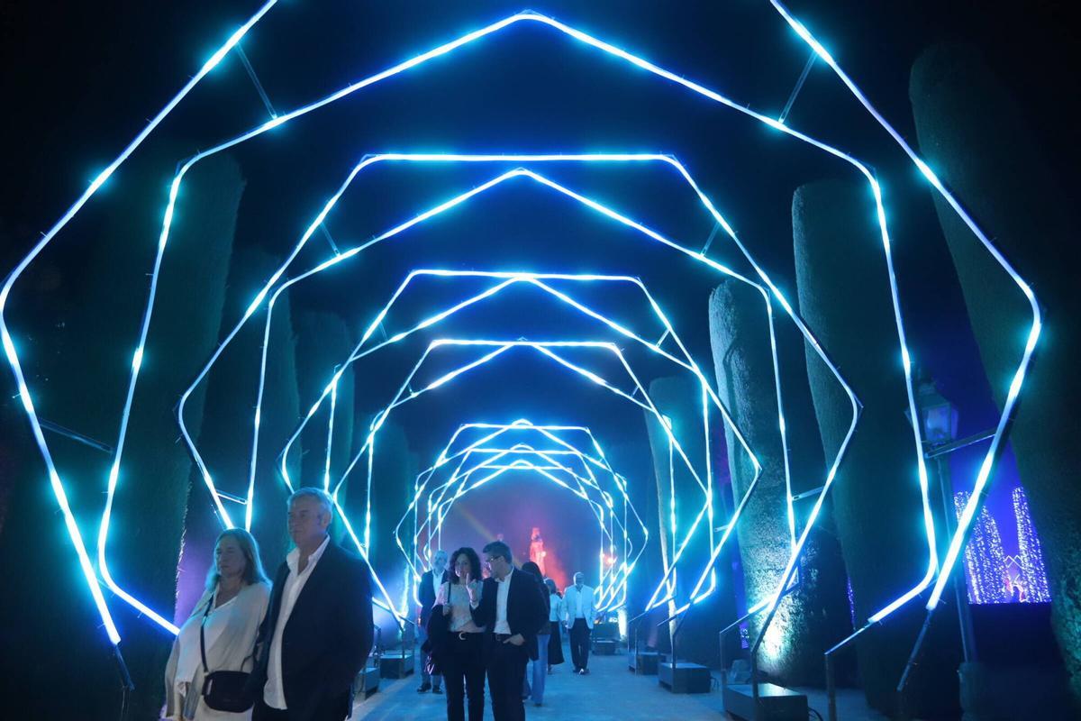 Las autoridades inauguran el espectáculo del Alcázar
