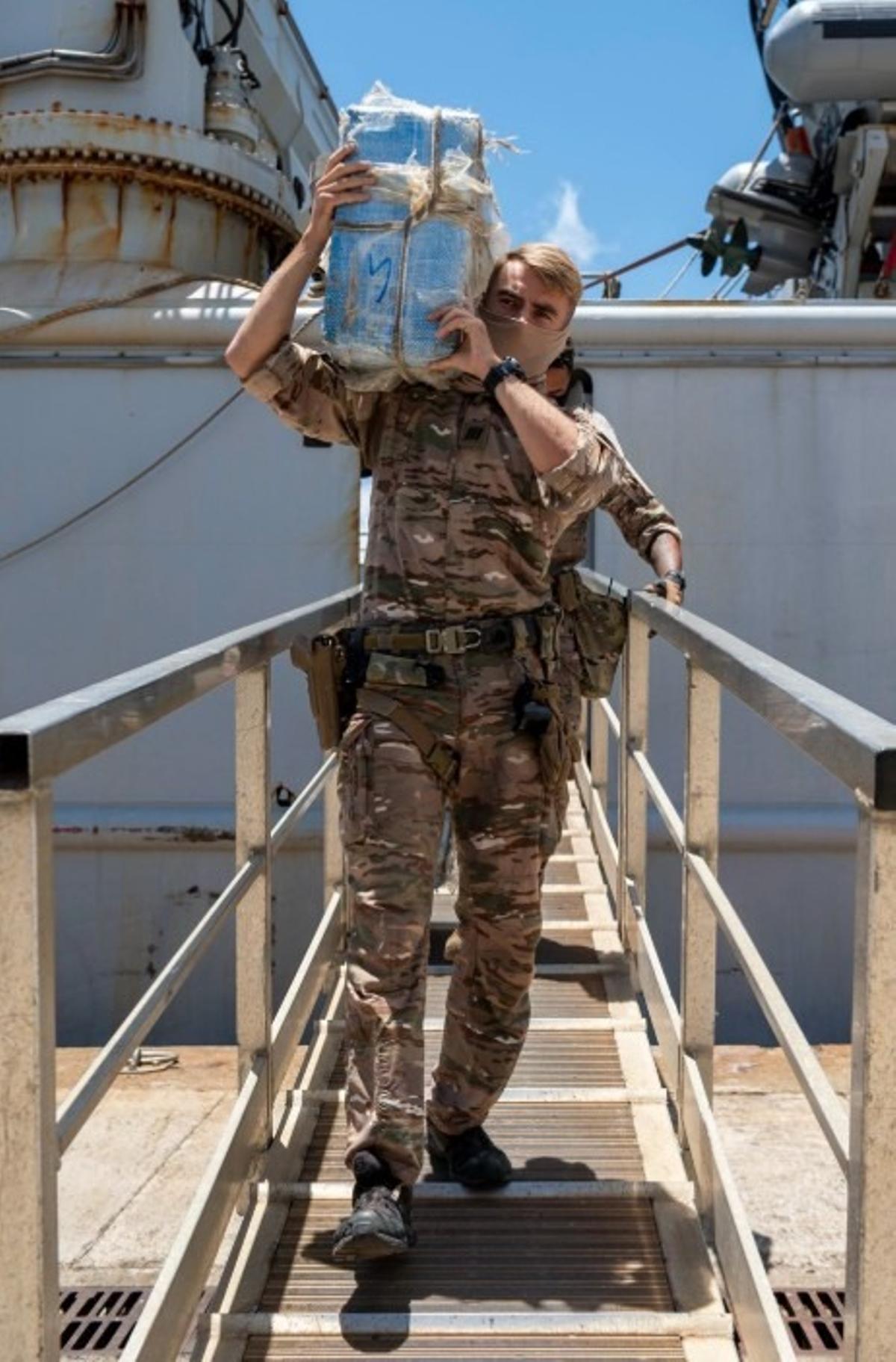 Un militar de la marina de guerra francesa descarga fardos de cocaína tras la interceptación de un narcovelero en abril