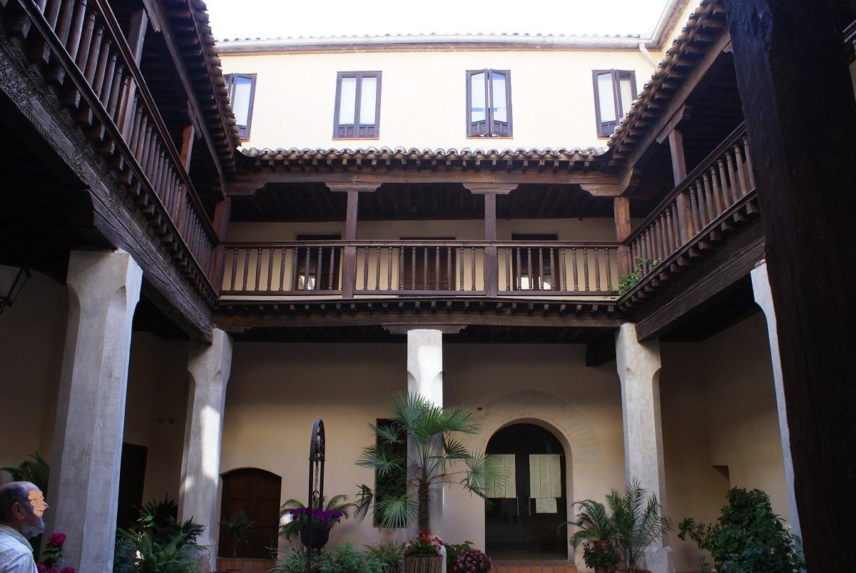 El patio de la enfermería en el que se celebra el mercadillo en Toledo