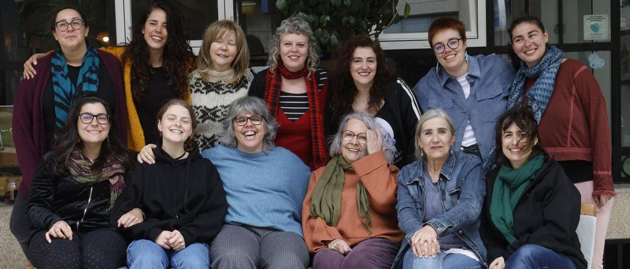 Ana Martínez, Fedra Alcaraz y Majo Gayoso, junto a mujeres que forman parte de A Morada.