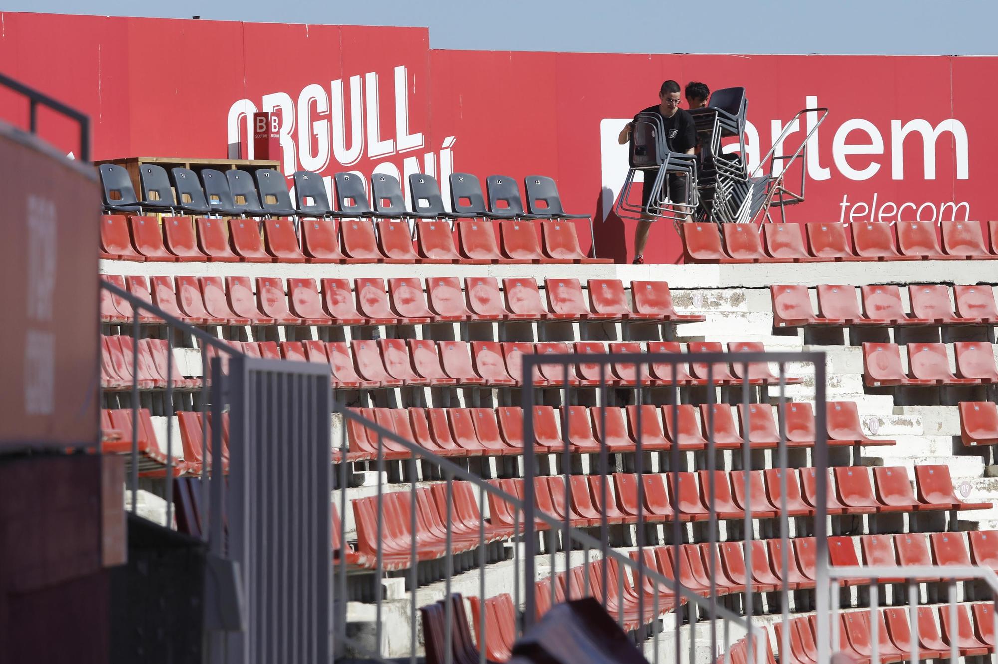 Instal·lació dels 540 seients en una nova filera al Gol Nord i Gol Sud de l'estadi de Montilivi