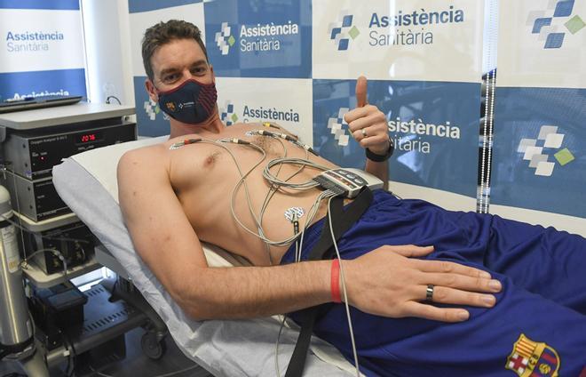 Pau Gasol superó la revisión médica correspondiente a su fichaje por el FC Barcelona, entre el Hospital de Barcelona y el Centro Médico de la Ciudad Deportiva.