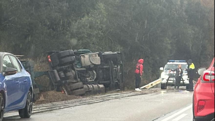 Un camió bolca a la C-66 a Flaçà i excarceren el conductor