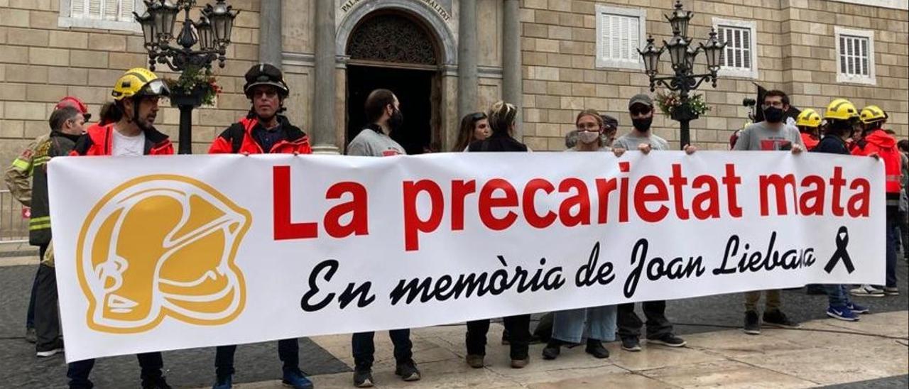 Manifestación en recuerdo del bombero fallecido Joan Liébana en la plaza de Sant Jaume, en octubre de 2021. / GUILLEM SÁNCHEZ