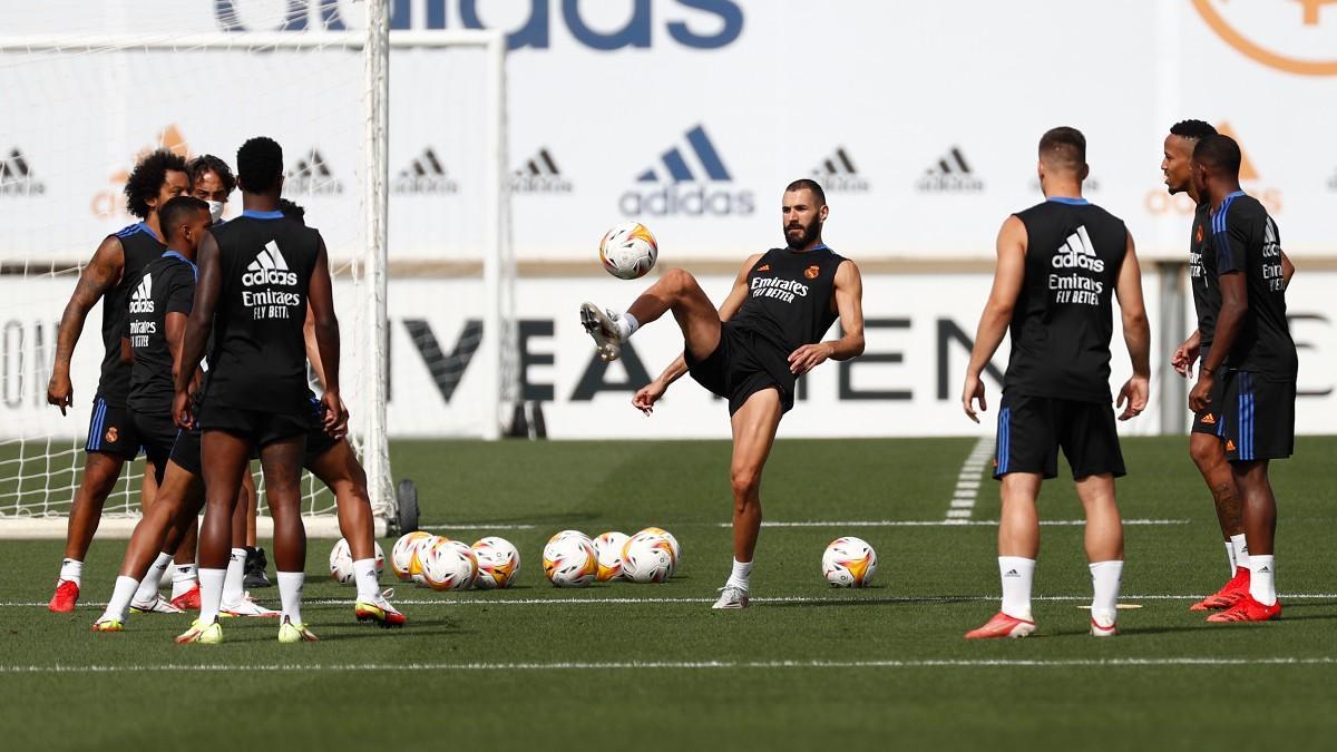 Benzema, rodeado de compañeros en el entrenamiento del Real Madrid