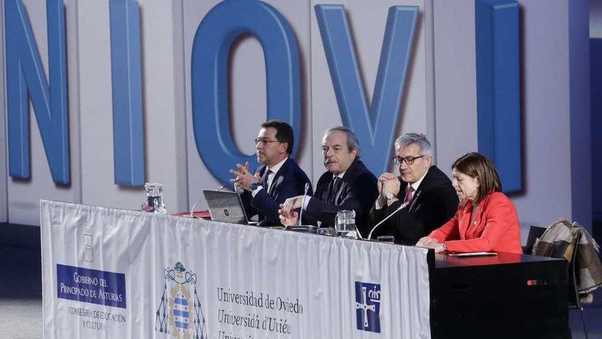 Por la izquierda, Genaro Alonso, Wenceslao López, Santiago García Granda y Elisa Miguélez, ayer en Oviedo.