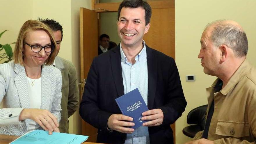 Gonzalo Caballero con Xoaquín Fernández Leiceaga, ayer en el Parlamento de Galicia. // Xoán Álvarez