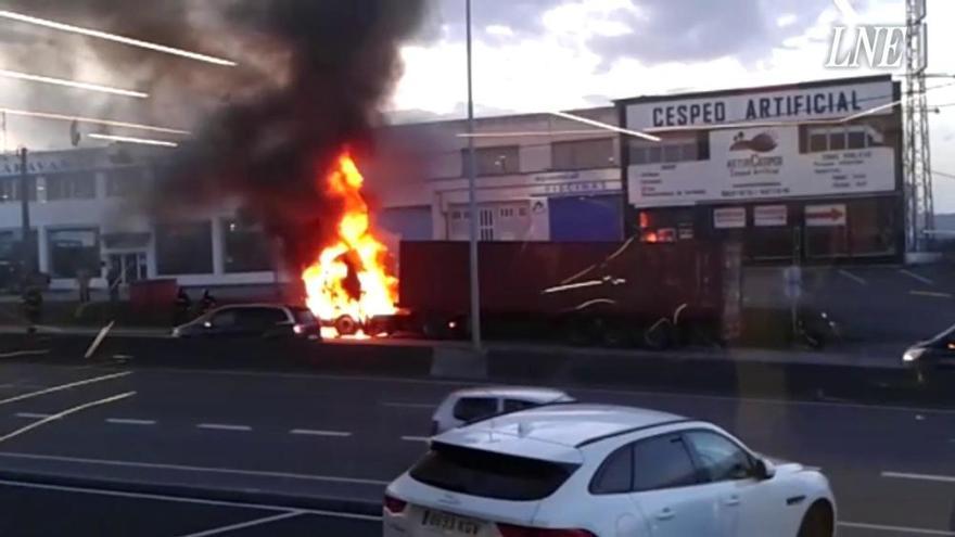 Incendio de un camión en Gijón