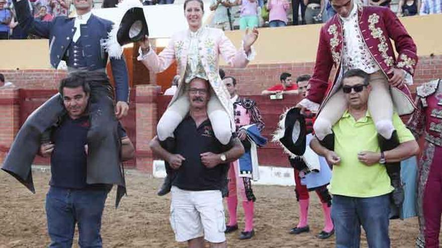 Los tres rejoneadores abandonaron la plaza de Fuentesaúco a hombros.