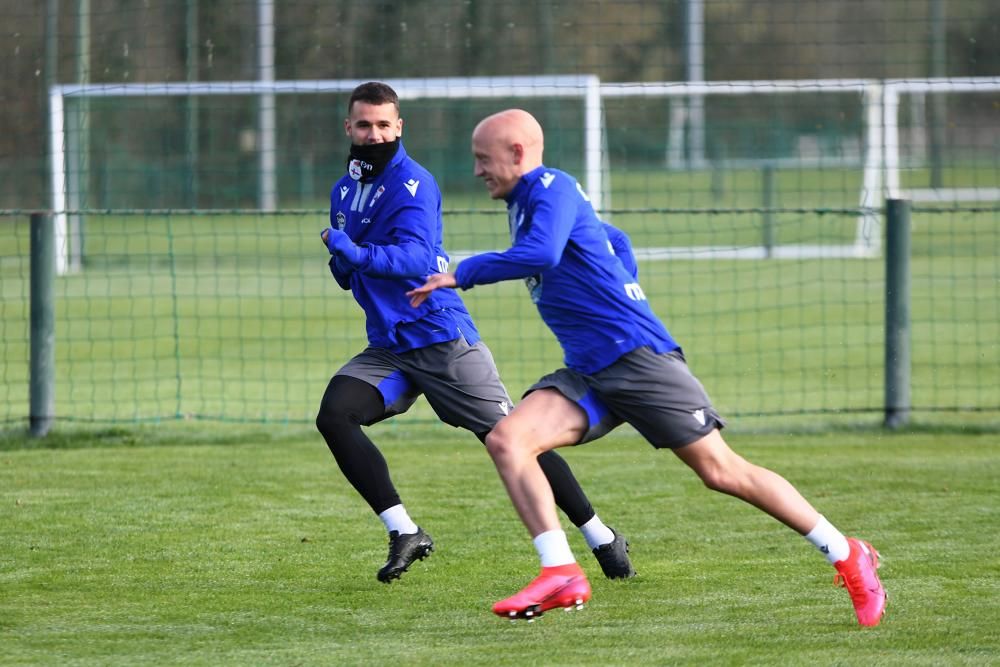 El Deportivo regresa a los entrenamientos tras el descanso con una sesión de larga duración sobre el cesped.