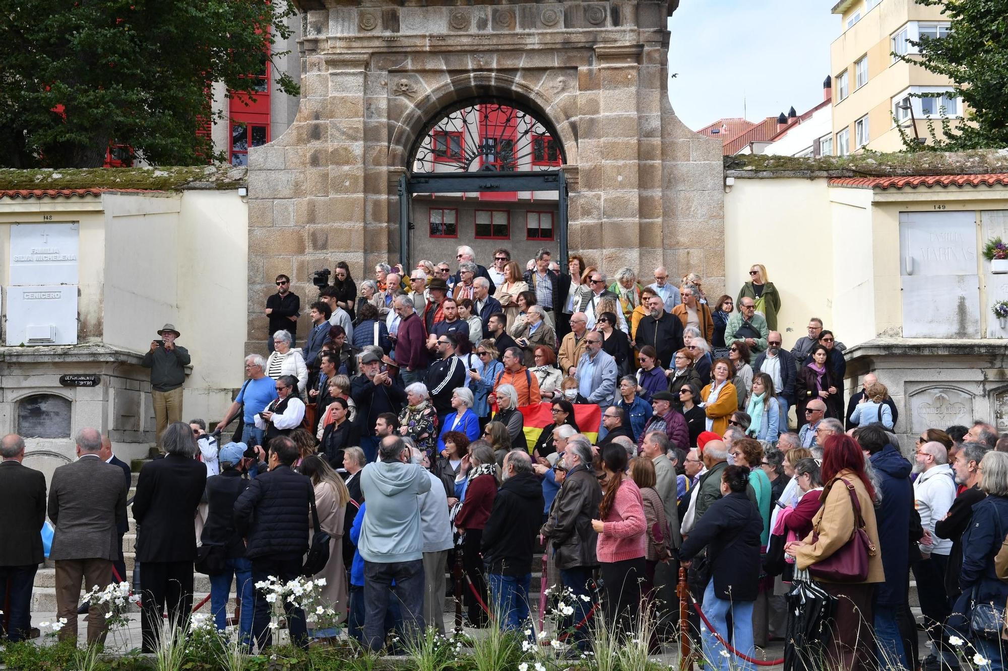 Recepción e enterro dos restos do pintor Francisco Miguel