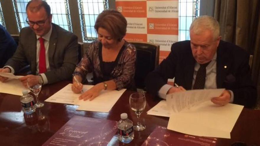 Jerónimo Lucas, Lucía Gomis (directora de la Fundación de la UA) y Pedro Romero firman el convenio.