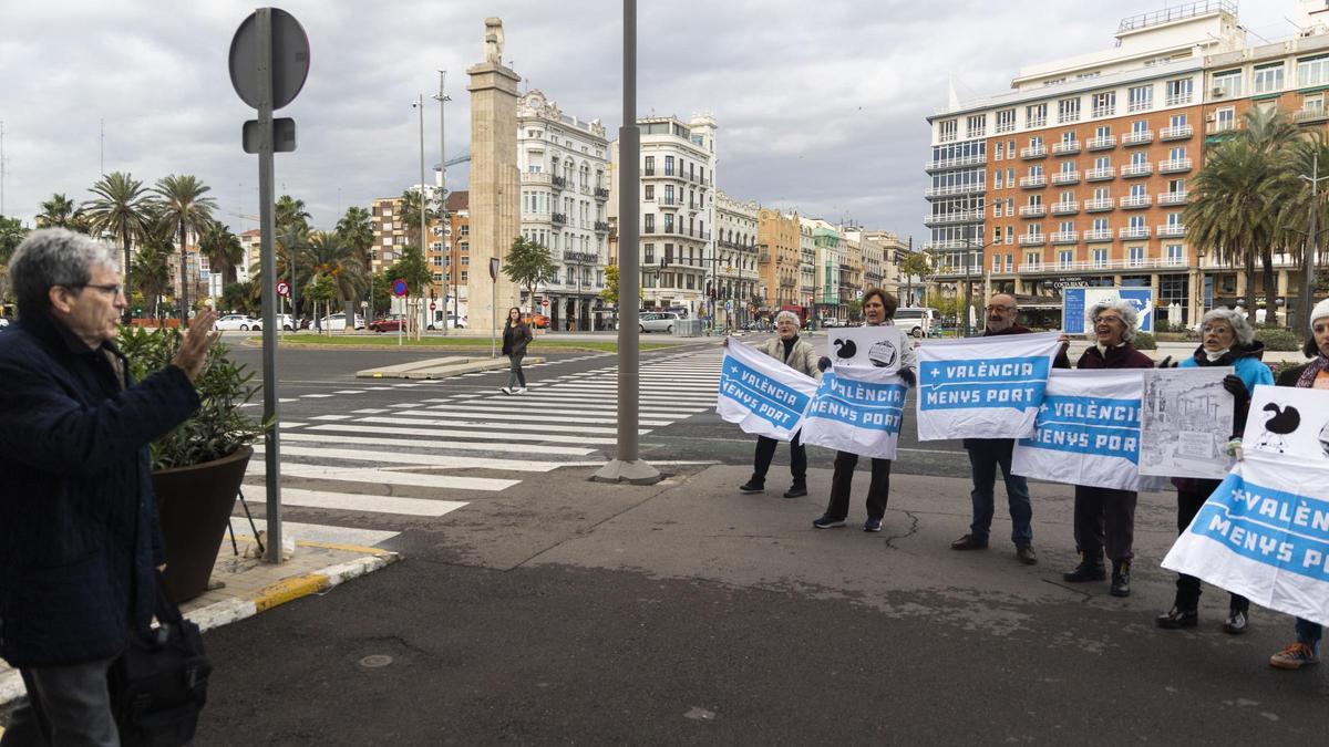 Aurelio Martínez accede al edificio del Reloj, con una concentración de Ciutat-Port.