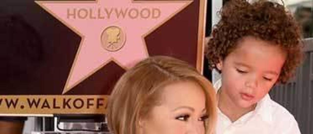 Mariah Carey con su hijo Monroe, en el Paseo de la Fama.