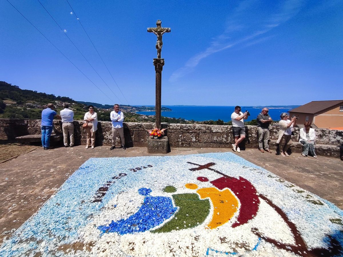 Alfombra en la entrada de la iglesia.