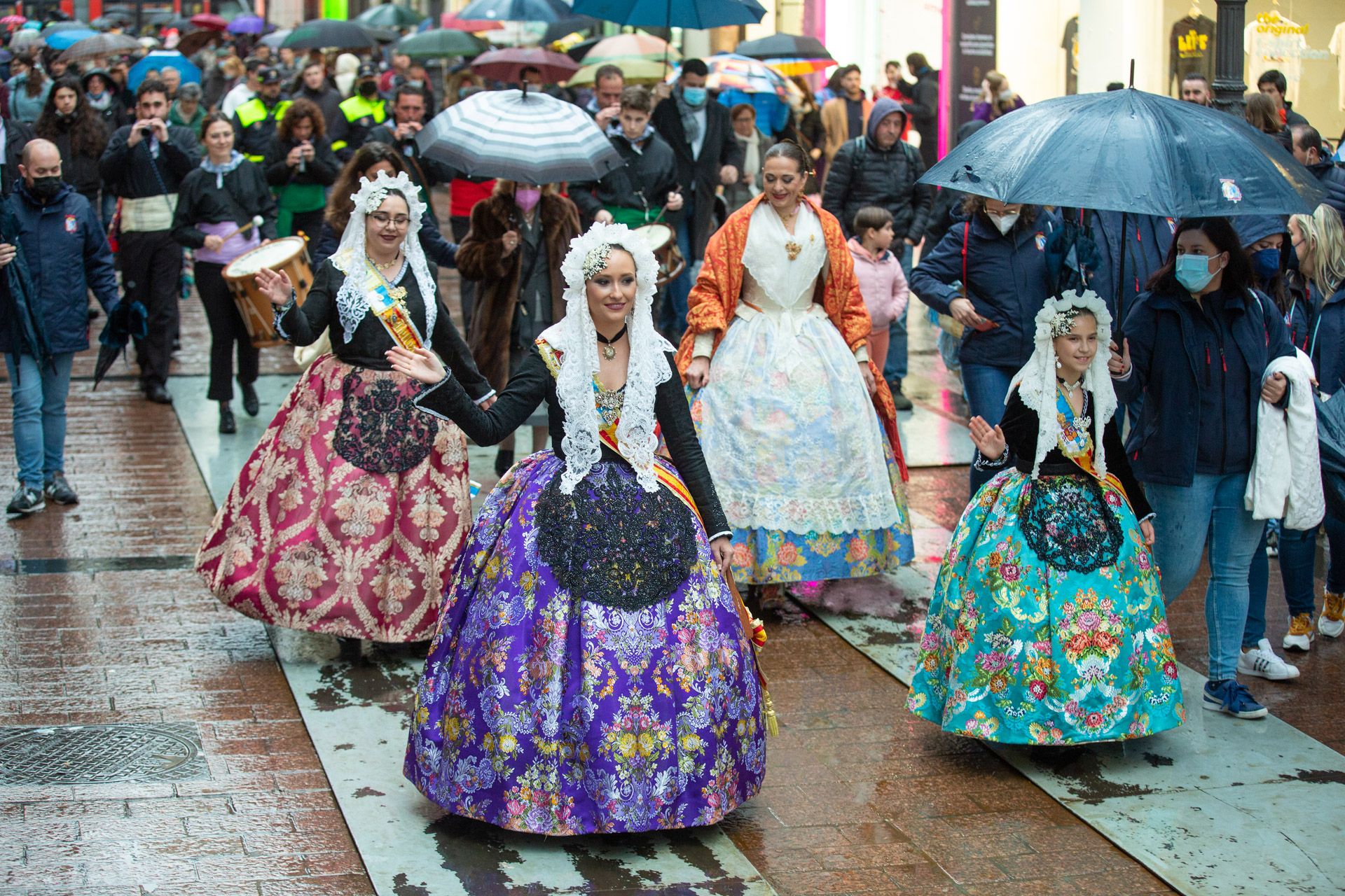 Las Hogueras se promocionan bajo la lluvia en Zaragoza