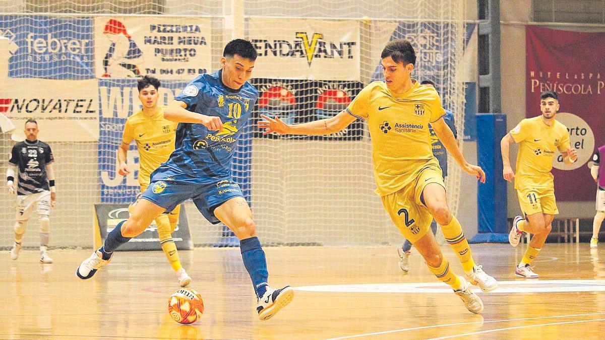 El jugador del Servigroup Peñíscla, Gauna, conduce un balón en el duelo frente al filial del FC Barcelona.