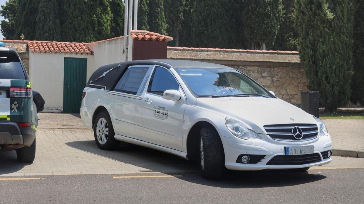 El coche funebre con los restos mortales de Diogo Jota abandona el nstituto de Medicina Legal y Ciencias Forenses de Zamora