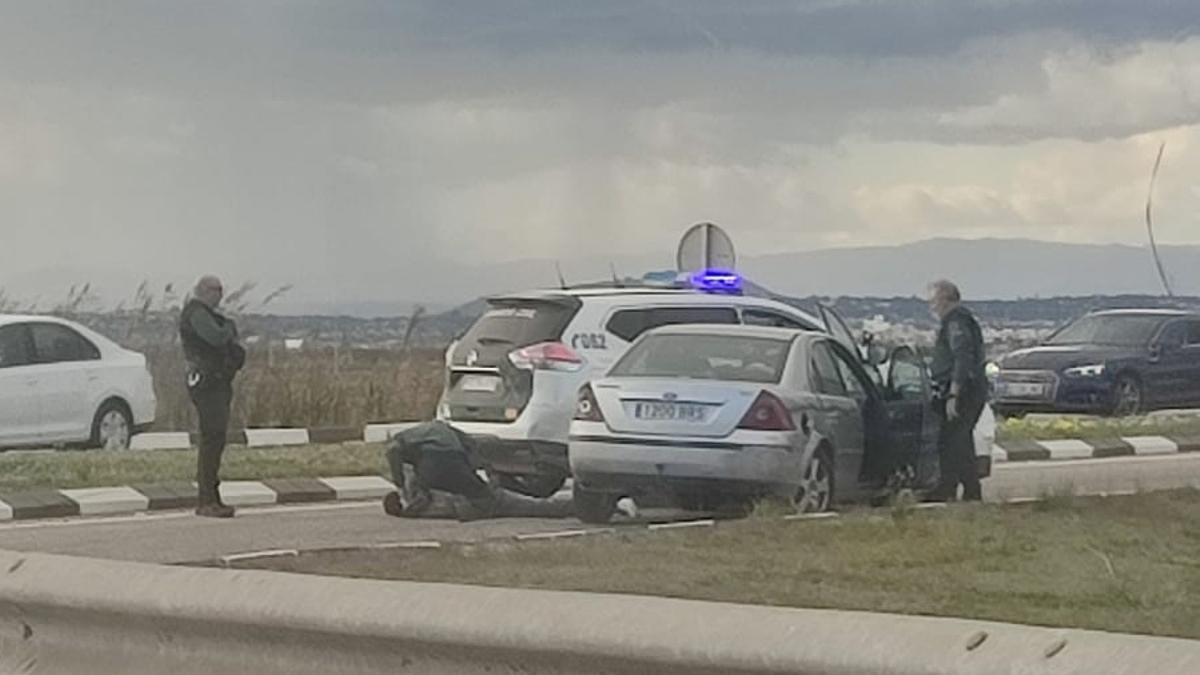 Los agentes proceden a la detención de los sospechosos tras embestir el coche patrulla.