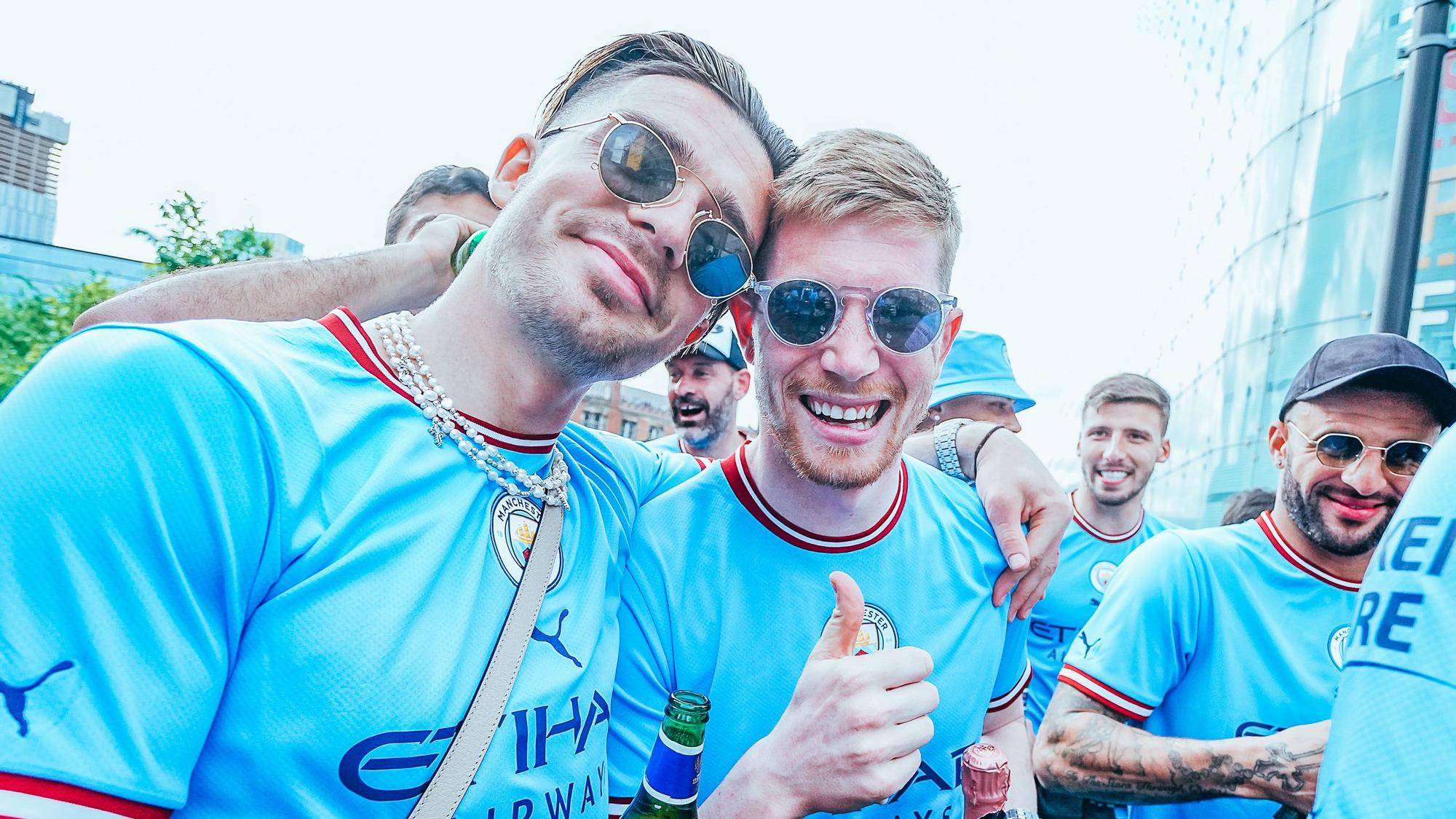 Grealish, cerveza en mano junto a De Bruyne en la fiesta del City | Twitter @ManCity