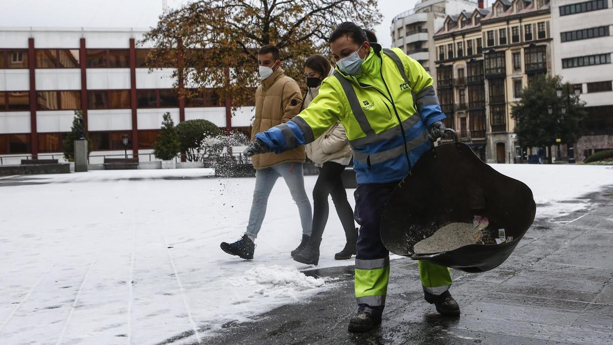 Oviedo amanece cubierta por un manto blanco tras la llegada de la borrasca "Filomena"