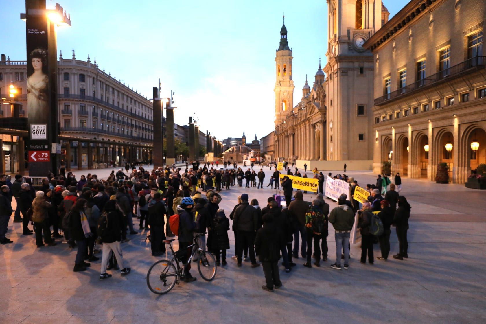Protesta en la plaza del Pilar contra el desalojo del CSC Luis Buñuel