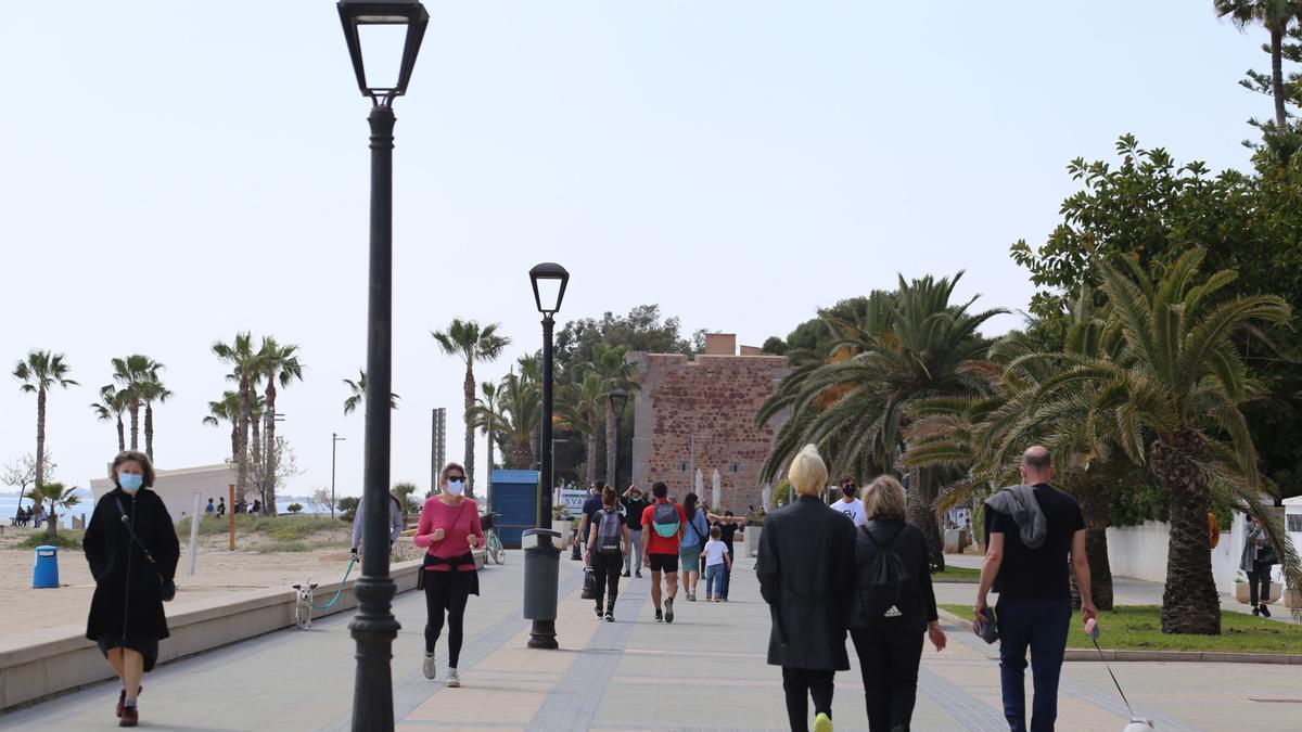 Gente camina por el paseo marítimo de Benicàssim, en una imagen de archivo.