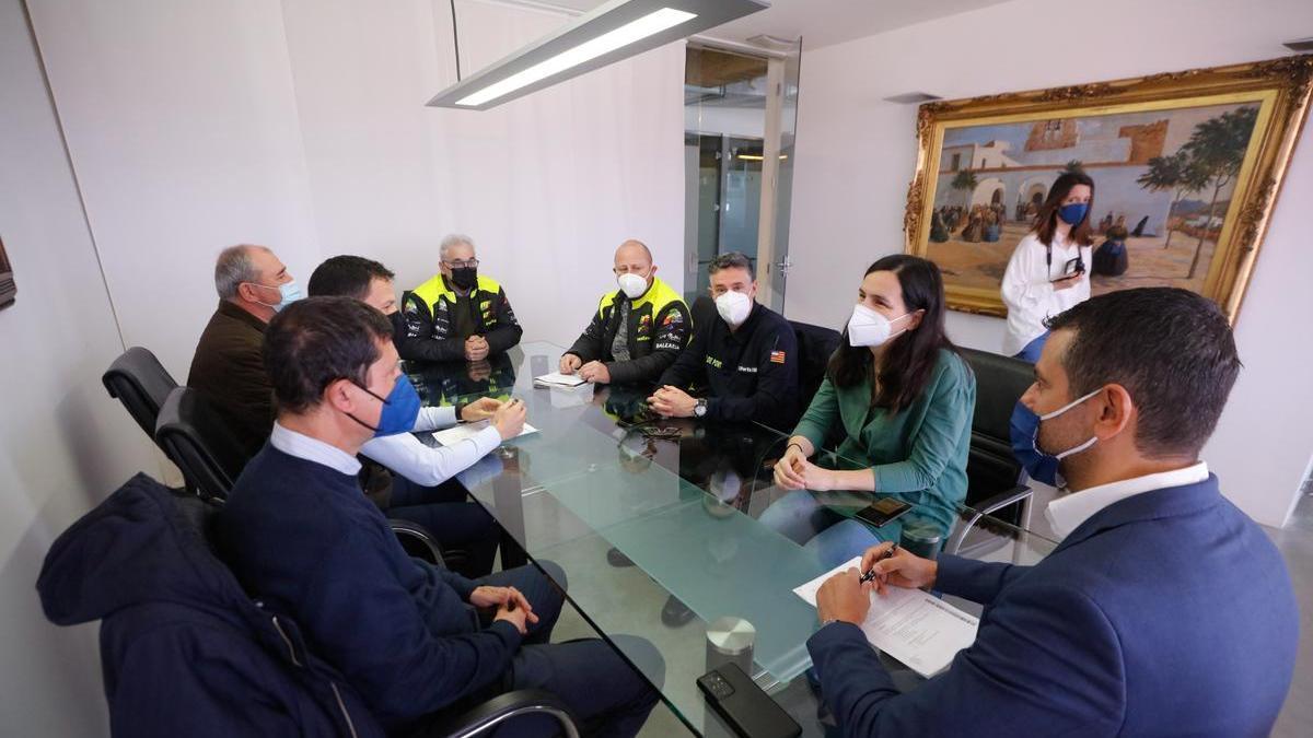 Imagen de la reunión mantenida en el Ayuntamiento de Sant Antoni con la gerente de PortsIB