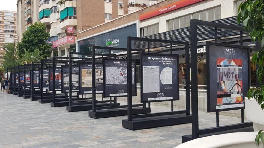 Una exposición fotográfica en la calle recorre la historia del Murcia Club de Tenis